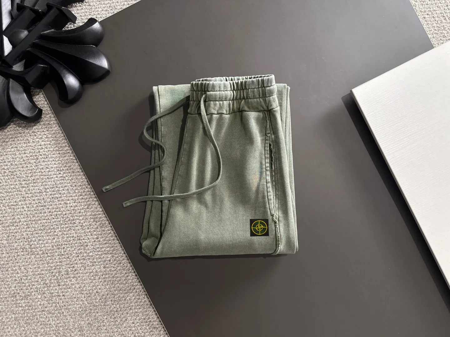 Next day shipment P360 Stone lsland/Stone Island Exclusively launches 25ss autumn and winter new high-quality trousers. Compare real-life details at will. Craftsmanship that ordinary small workshops cannot copy. Top-level ZP development. Unique imported fabric feel. Purely imported German machine production. Precision operation. Ten thousand needle density. A pair of trousers with rich details. You can see the development strength. A full set of new accessories are customized simultaneously. Simple yet elegant. Soft, delicate and comfortable. The upper body is versatile and fashionable. A perfect choice for autumn and winter. A must-have item. Loose fit. Please refer to the size chart when placing an order: S to XL (or state your height and weight when placing an order)